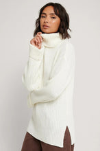 Charger l'image dans la galerie, Oversized White Ribbed Knitted Turtleneck Side Slit Sweater
